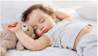 睡眠有助於孩子的生長發育，在夜間成長